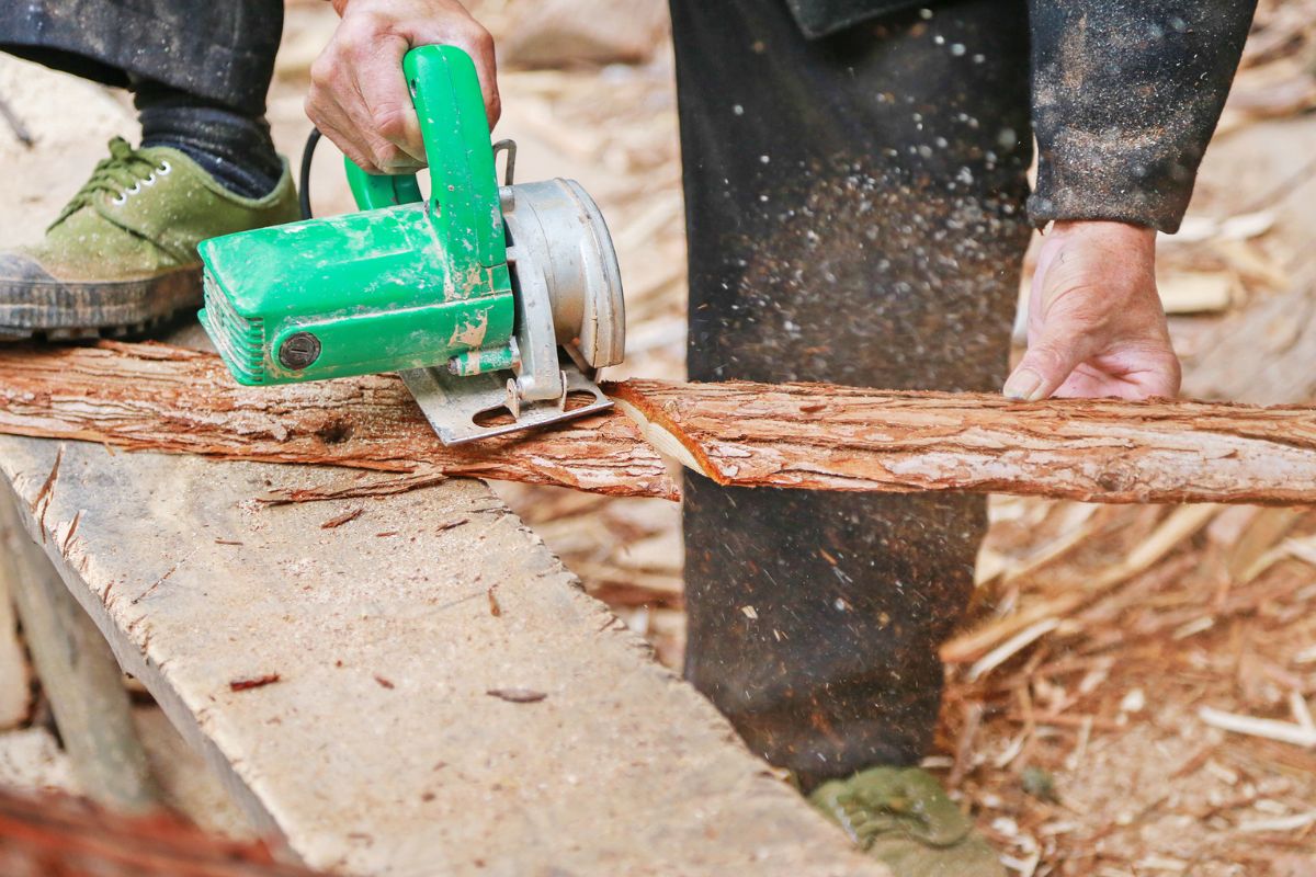 Pourquoi ma scie sauteuse Parkside coupe de travers ?